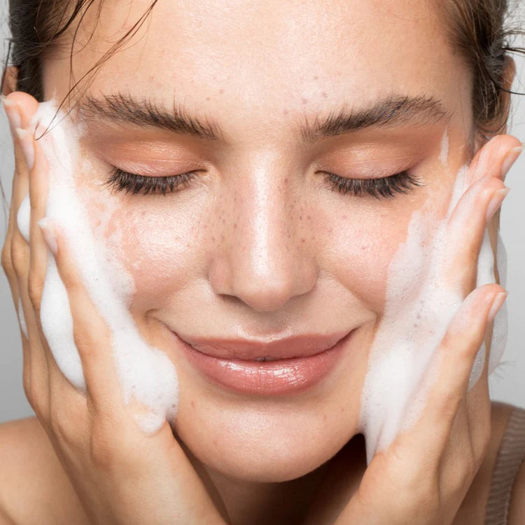 Anwendung der Double Cleansing Reinigung