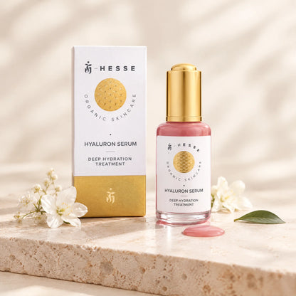 Hyaluron Serum Stillleben auf Travertin [KI]