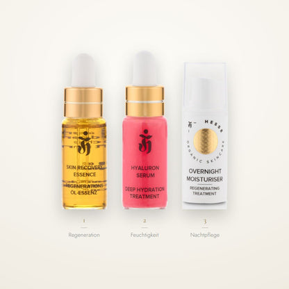 Kennenlernset in drei Schritten: Regeneration mit der Skin Recovery Essence, Feuchtigkeit mit dem Hyaluron Serum, Nachtpflege mit dem Overnight Moisturiser — alle drei in Reisegröße