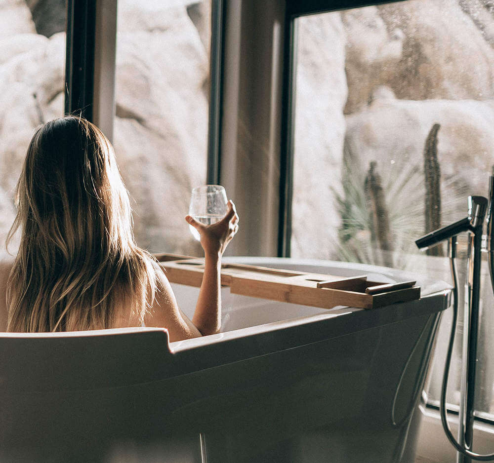 Das Beste aus der Natur, eine Quelle der Kraft für Ihre Haut. Hesse Organic Skincare in Badewanne.