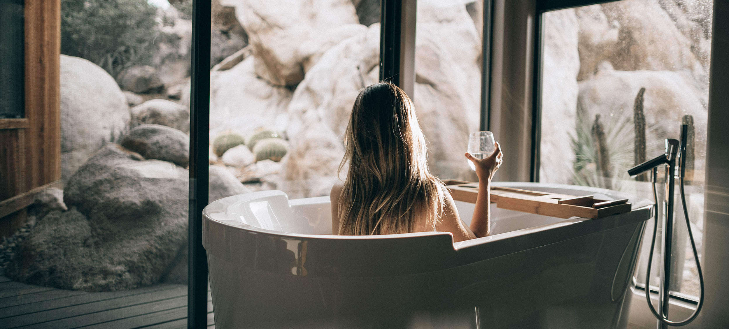 Das Beste aus der Natur, eine Quelle der Kraft für Ihre Haut. Hesse Organic Skincare in Badewanne.